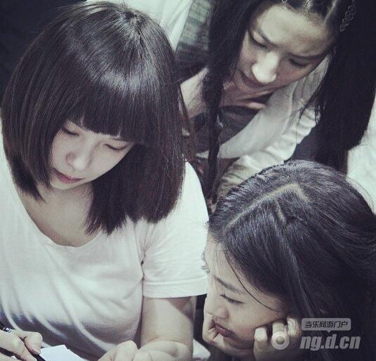 图2-张渔和刘亦菲在《四大名捕》片场(左一).jpg 人画皆仙 《天下X天下》美女画师OP原画欣赏