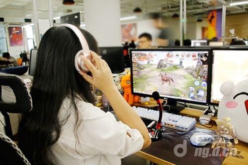 图4 策划与玩家零距离交流.jpg 图4 策划与玩家零距离交流.jpg