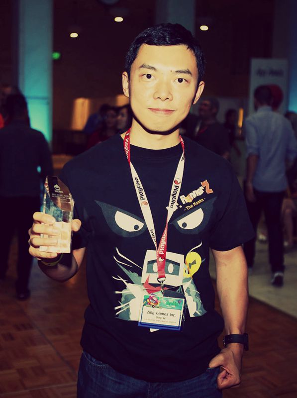 叶丁在 casual connect 现场手持奖杯,喜悦溢于言表